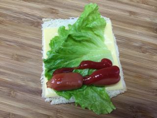 9、#吐司新吃法之四#香肠吐司卷,挤入适量的番茄酱