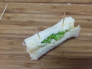 11、#吐司新吃法之四#香肠吐司卷,在收口处插两根牙签，固定整个面包卷