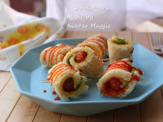 13、#吐司新吃法之四#香肠吐司卷,在表面挤适量的番茄酱，好看也好吃