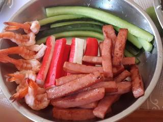 3、紫菜寿司卷,3火腿切条与蟹柳炒熟，青瓜切条！