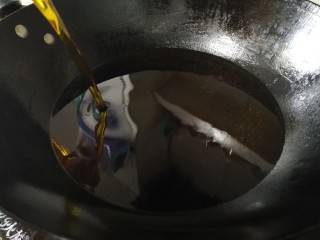 3、辣椒油,热锅凉油。