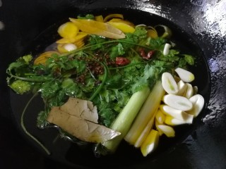 4、辣椒油,小火油温3成热放入姜，葱，小圆葱，蒜，香菜，花椒，大料，香叶。