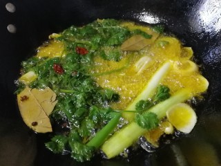 5、辣椒油,最小火低温慢炸，炸出香味。