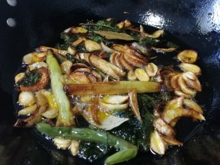 6、辣椒油,炸至金黄色。