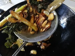 7、辣椒油,捞出。