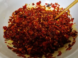 9、辣椒油,辣椒面分3份，两大勺8成热的油淋在一份辣椒面上，搅拌均匀，炸出香味。