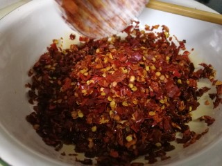 10、辣椒油,放入第二份辣椒面。