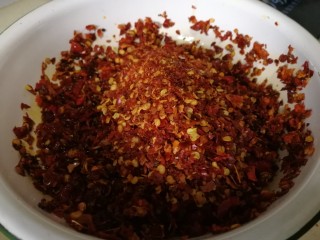 12、辣椒油,放第三份辣椒面。