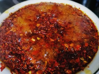 14、辣椒油,最后放一汤匙白酒，辣椒油会更香醇。