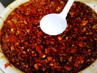 15、辣椒油,再放一小勺盐，搅拌均匀即可。