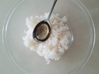 1、樱花寿司,熟米饭晾至温热时加入一勺寿司醋搅拌均匀。