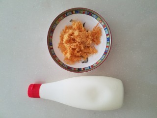 3、樱花寿司,准备沙拉酱和肉松,这些都是增加口感的,没有可以不加。