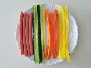 4、樱花寿司,火腿肠 黄瓜,胡萝卜和大根都切成粗细差不多的条状,食材可以根据自己的口味调换,我做的多,做一卷的话每样只用一根就可以了。