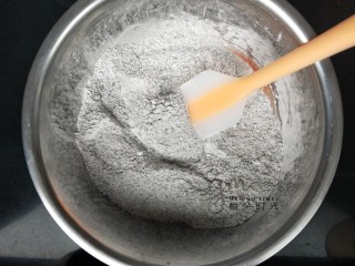 1、黑芝麻馅料,把黑芝麻粉和糖粉混合均匀