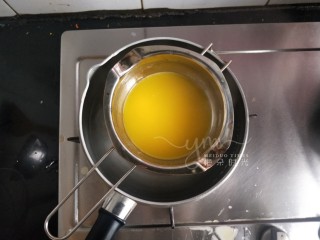 2、黑芝麻馅料,黄油隔水融化