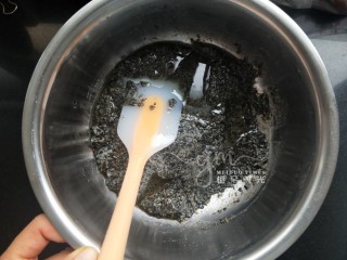 4、黑芝麻馅料,再加玉米油。也可以100克都用黄油。如果不喜欢黄油味太重就用黄油和植物油两种混合。如果喜欢馅料流淌的效果，油可以再多加10~20克。