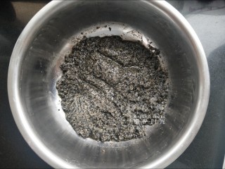 5、黑芝麻馅料,混合好以后放进冰箱冷藏。
