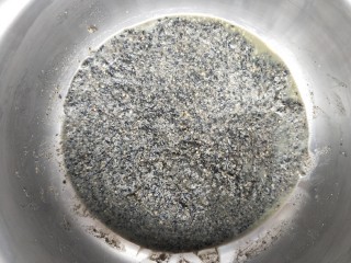 6、黑芝麻馅料,冷藏好以后会变的比原来硬，就用勺子挖了团成球。
