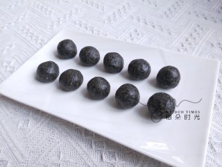 7、黑芝麻馅料,每个10克，12克，15克都可以。根据自己的需要。