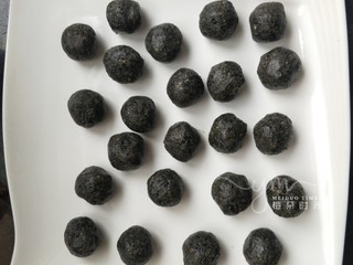 8、黑芝麻馅料,依次做好所有的。然后放在冷冻室冻硬。