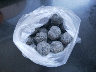 9、黑芝麻馅料,冻硬后装进保鲜袋。封好口。可以保存一个月。做包子的时候取出来先回温就可以用了。