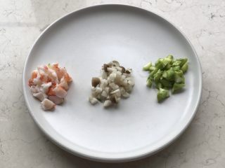 1、幸福满满厚蛋烧(宝宝辅食),虾,蘑菇,芦笋切碎