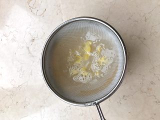 4、幸福满满厚蛋烧(宝宝辅食),将纯蛋液过滤,过滤出的蛋白等倒入加有馅料的鸡蛋液中。过滤到鸡蛋里不容易打散的蛋白等,是为了让外面的蛋皮光洁。如果不是外貌协会,这步可以省略。