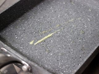 7、幸福满满厚蛋烧(宝宝辅食), 怎么检查锅的温度是否达标呢?用筷子沾一点点蛋液,在锅底划一下,如果迅速膨胀起来,就说明温度达标了。