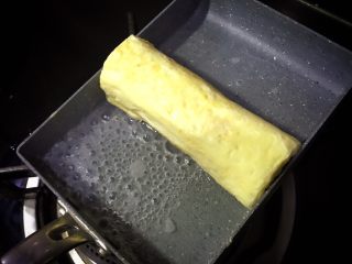 10、幸福满满厚蛋烧(宝宝辅食),然后就是对于宝宝来说非常关键的,焖制的过程。因为里面卷了很多食材,加上蛋液比较嫩,如果担心里面没有全熟,可以像我一样加一点水,盖上锅盖焖制2分钟就好了,这样的鸡蛋卷非常嫩,也不会担心不熟有细菌的问题。