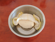 2、炒猫耳朵,用手仔细的将面絮揉成光滑的面团,然后盖上湿布饧30分钟。