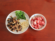 3、炒猫耳朵,五花肉温水冲洗两遍后切丁,香菇泡发后切丁,大蒜切片,香菜洗净切末。