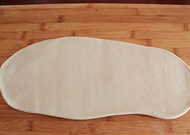 5、炒猫耳朵,饧好面团多揉两遍,然后擀成大约0.3cm后的面饼。