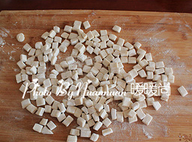 7、炒猫耳朵,再将切好的面条改切成丁。