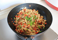 12、炒猫耳朵,下煮好的猫耳朵、青红椒,加入一大勺生抽翻至青红椒入味。