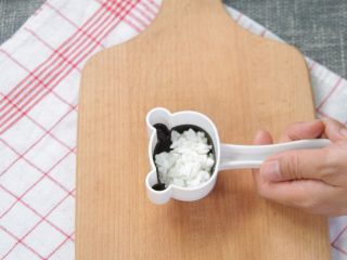 2、让熊孩子爱上吃饭的熊猫饭团,在模具中放上一层米饭，再放上一层肉松，最后放上米饭，用模具压出小熊猫的样子