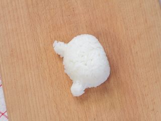 6、让熊孩子爱上吃饭的熊猫饭团,在模具中放上一层米饭，再放上一层肉松，最后放上米饭，用模具压出小熊猫的样子