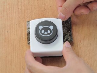 8、让熊孩子爱上吃饭的熊猫饭团,用模具将海苔压出熊猫的鼻子眼睛和耳朵