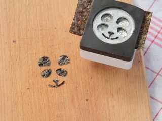 10、让熊孩子爱上吃饭的熊猫饭团,用模具将海苔压出熊猫的鼻子眼睛和耳朵