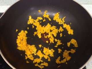 1、南瓜寿司,锅内热油，倒入南瓜碎翻炒一下，加一点盐调味。