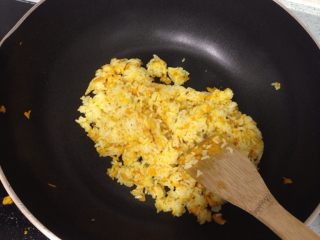 2、南瓜寿司,米饭捏散，倒入锅内与南瓜炒匀。