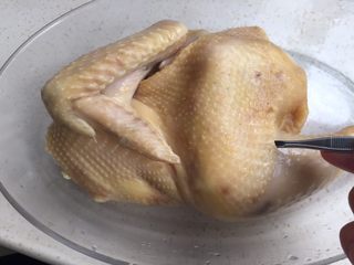 3、电饭煲烤鸡,冲洗干净,拔去遗留的毛根