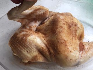 5、电饭煲烤鸡,涂抹鸡身,涂满