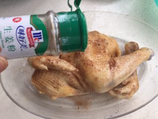 6、电饭煲烤鸡,撒些生姜粉(生姜粉用量只需肉桂粉的一半)