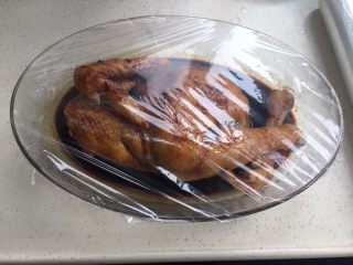10、电饭煲烤鸡,盖保鲜膜冰箱冷藏静置2小时以上(中途给它再涂抹一遍或者直接翻过来)