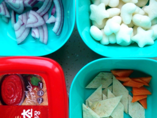 1、辣炒年糕,鱼饼切片，胡萝卜洗净切片，洋葱切块，准备好韩国辣酱和年糕