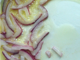 2、辣炒年糕,热锅热油，将洋葱炒软