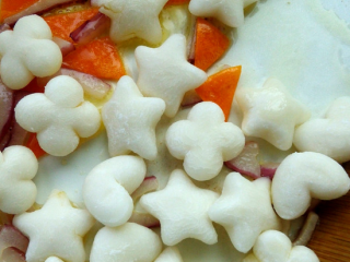 3、辣炒年糕,下胡萝卜片和年糕翻炒