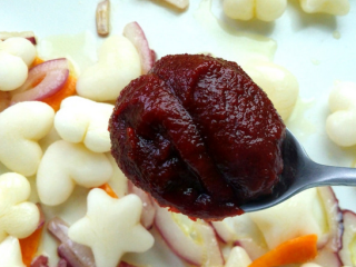 4、辣炒年糕,加入一大勺韩式辣酱