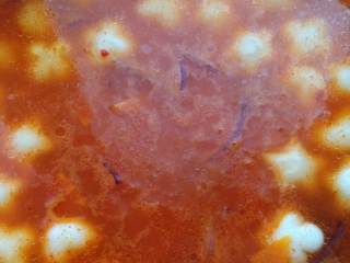 6、辣炒年糕,加水，没过年糕，把韩式辣酱在水中拌匀