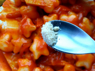 7、辣炒年糕, 继续收汤到汤汁粘稠，快出锅时加一点点家乐鸡粉提味